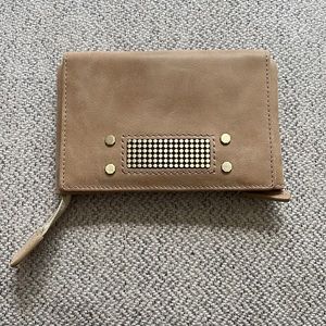 Clio Goldbrenner wallet
